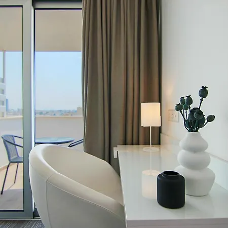 Phaedrus Living: Luxury 508 Apartment
